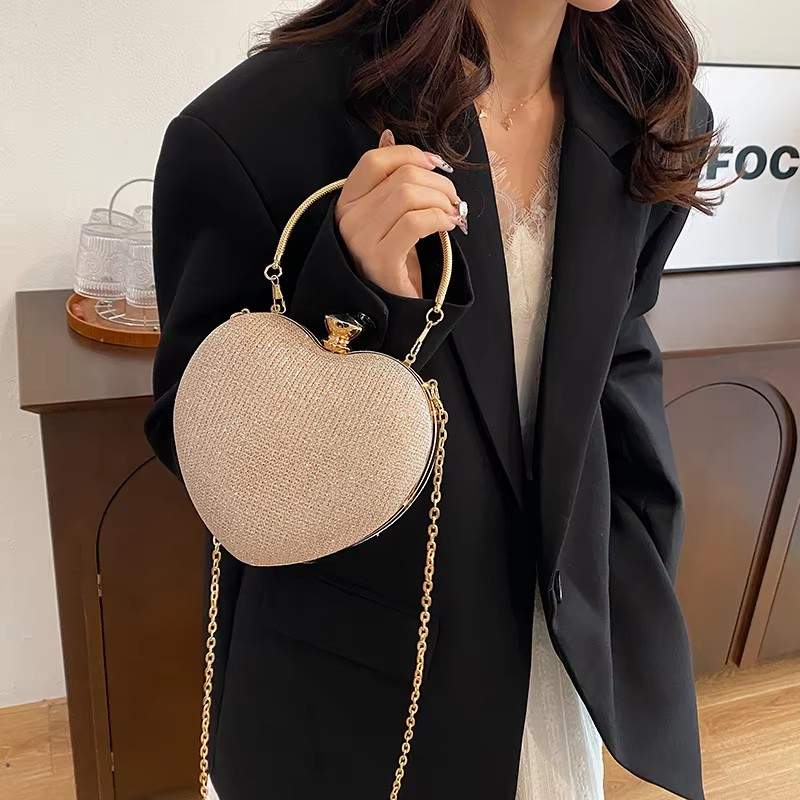 Wholesale Heart-Shape Chain Women's Shoulder Crossbody Evening Bag Model Effect