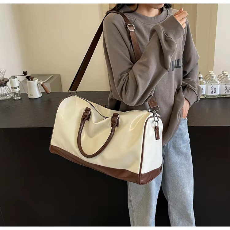 model Quilted PU Leather Women's Duffle: Waterproof, Custom Logo